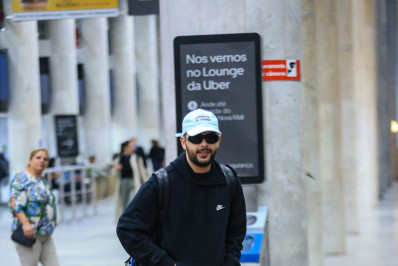 Pedro Sampaio é visto com o namorado em aeroporto do Rio