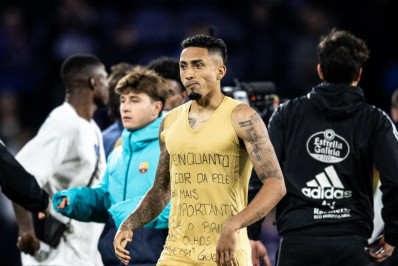 Raphinha homenageia Vini Jr durante jogo do Barcelona