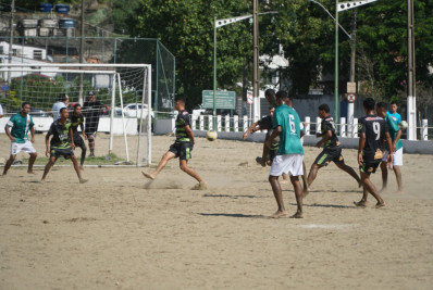 Segundo Angrense de Futebol de Praia lota o Aterro  com shows de bolas na rede