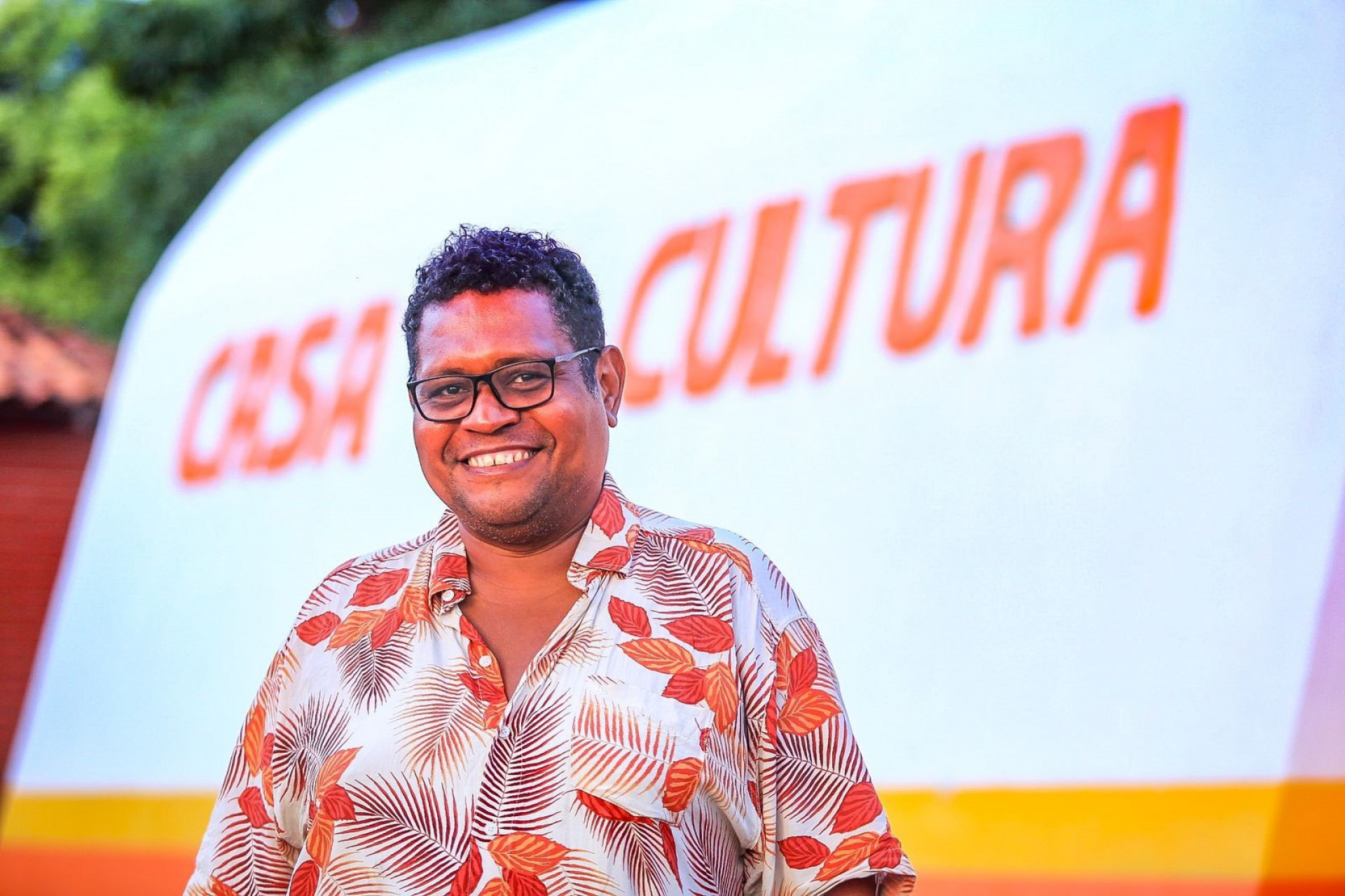 O ator, escritor e poeta do bairro de Areia Branca, M&aacute;rcio Rufino,  ficou animado pela interven&ccedil;&atilde;o cultural - Rafael Barreto / PMBR