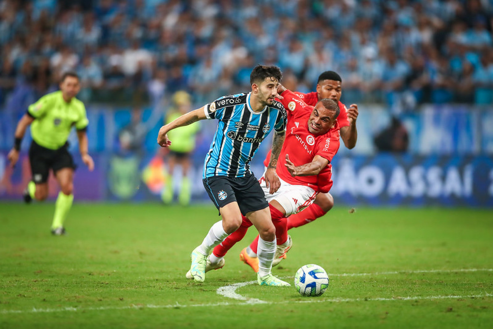 Grêmio venceu o Internacional e empurrou o rival para perto da zona de rebaixamento - Lucas Uebel/Grêmio