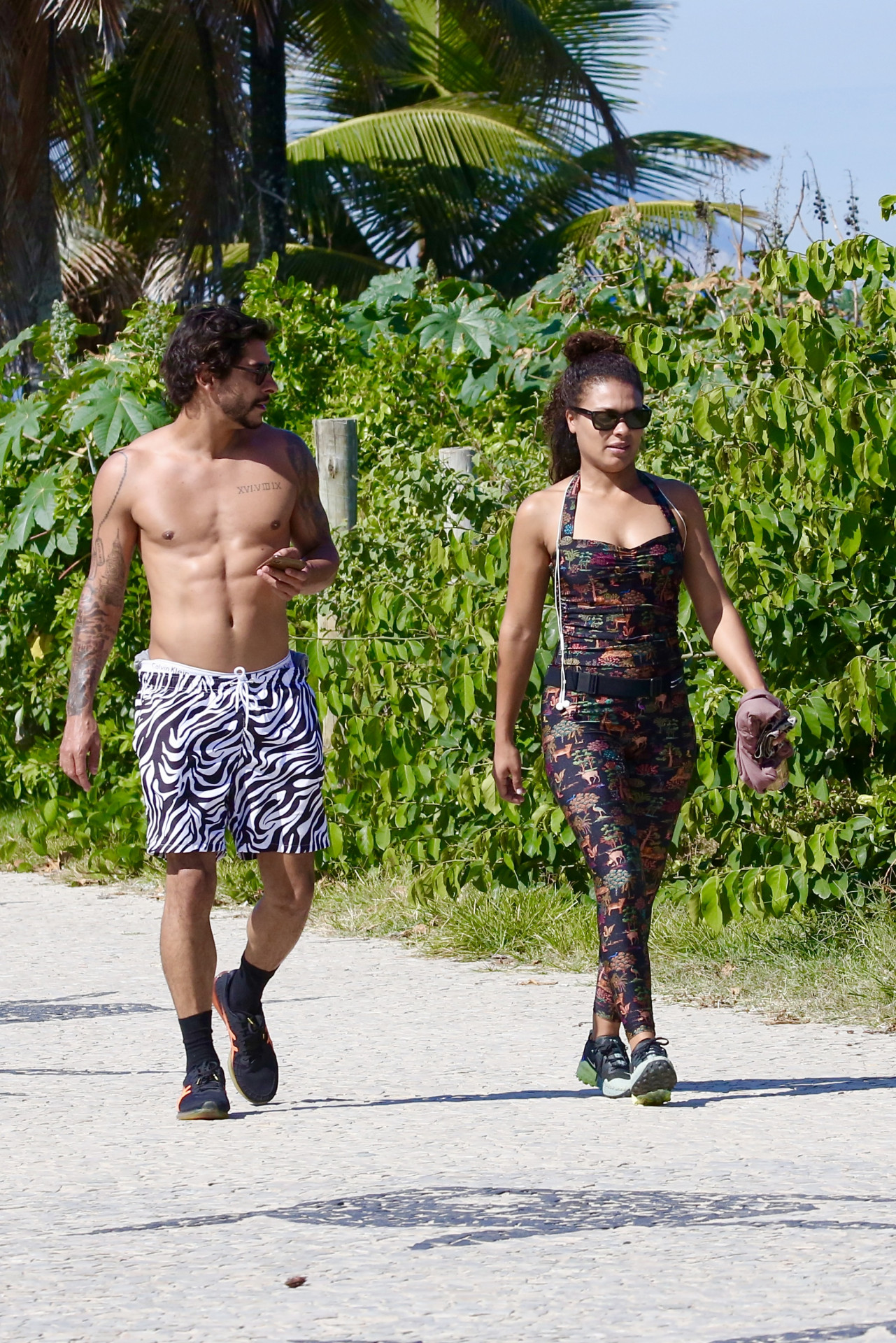 Lidi Lisboa e o namorado Shia em praia no Rio de Janeiro - Fabricio Pioyani/Ag.News