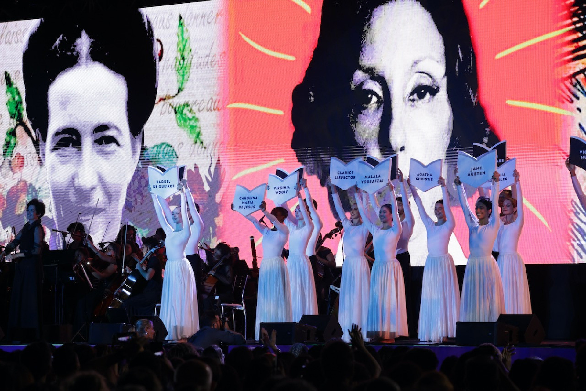 Apresentação artística durante a 5ª edição do Festival do Leitor, com projeção de fotos de Simone de Beauvoir e Clarice Lispector - Anderson Borde / AgNews