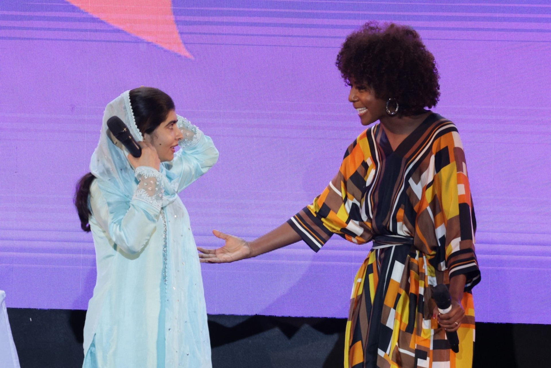 Malala Yousafzai e Maju Coutinho durante a 5ª edição do Festival do Leitor - Anderson Borde / AgNews