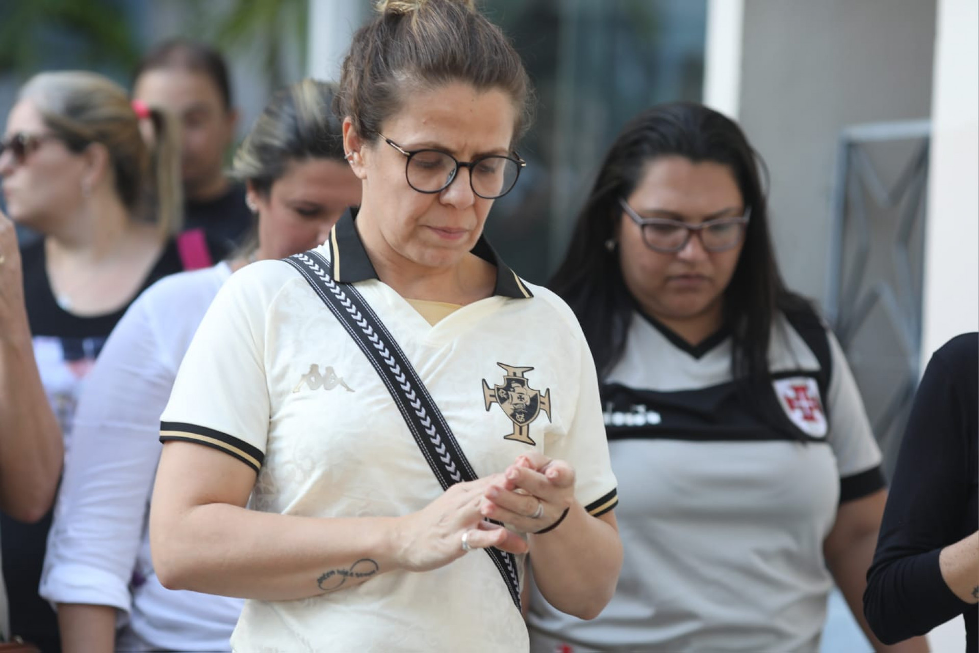Amigos e familiares de Carlos Eduardo de Oliveira Fernandes estiveram no Cemitério do Caju, na Zona Norte - Pedro Ivo / Agência O Dia
