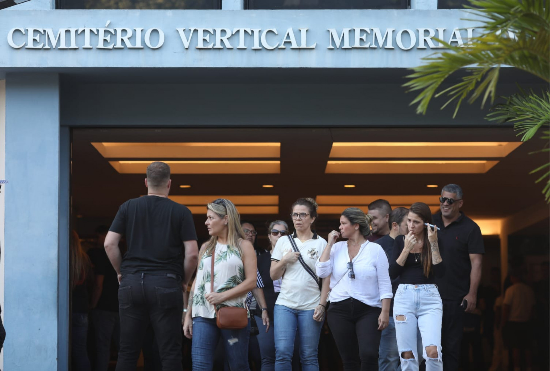 Amigos e familiares de Carlos Eduardo de Oliveira Fernandes estiveram no Cemitério do Caju, na Zona Norte - Pedro Ivo / Agência O Dia