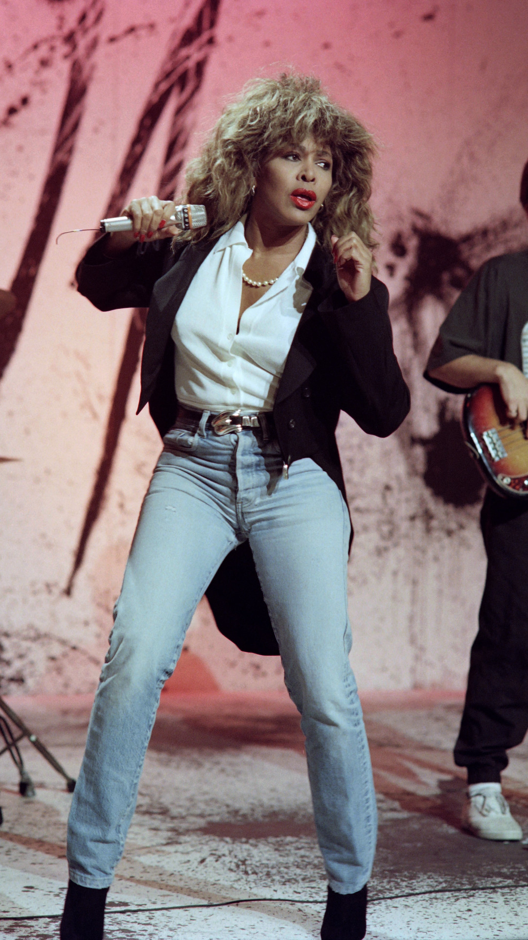 Al&eacute;m de ter uma carreira consolidada no mundo da m&uacute;sica, Tina Turner tamb&eacute;m se arriscou no cinema - AFP