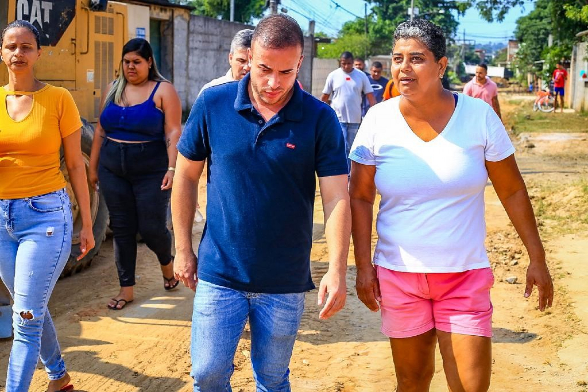 O secretário Matheus caminhou com a moradora Fernanda Silva pelas ruas de Vila Maia. Ela sempre acreditou nas mudanças - Rafael Barreto / PMBR