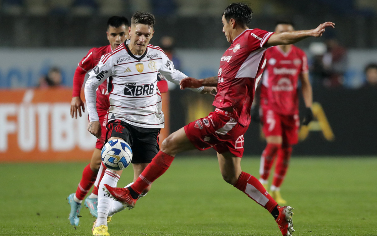 lamengo's Uruguayan defender Guillermo Varela (L) and &Ntilde;ublense's midfielder Robinson Rivera (R) vie for the ball during the Copa Libertadores group stage second leg football match between Chile's &Ntilde;ublense and Brazil's Flamengo, at the Municipal stadium in Concepcion, Chile, on May 24, 2023.
JAVIER TORRES / AFP - Javier Torres / AFP