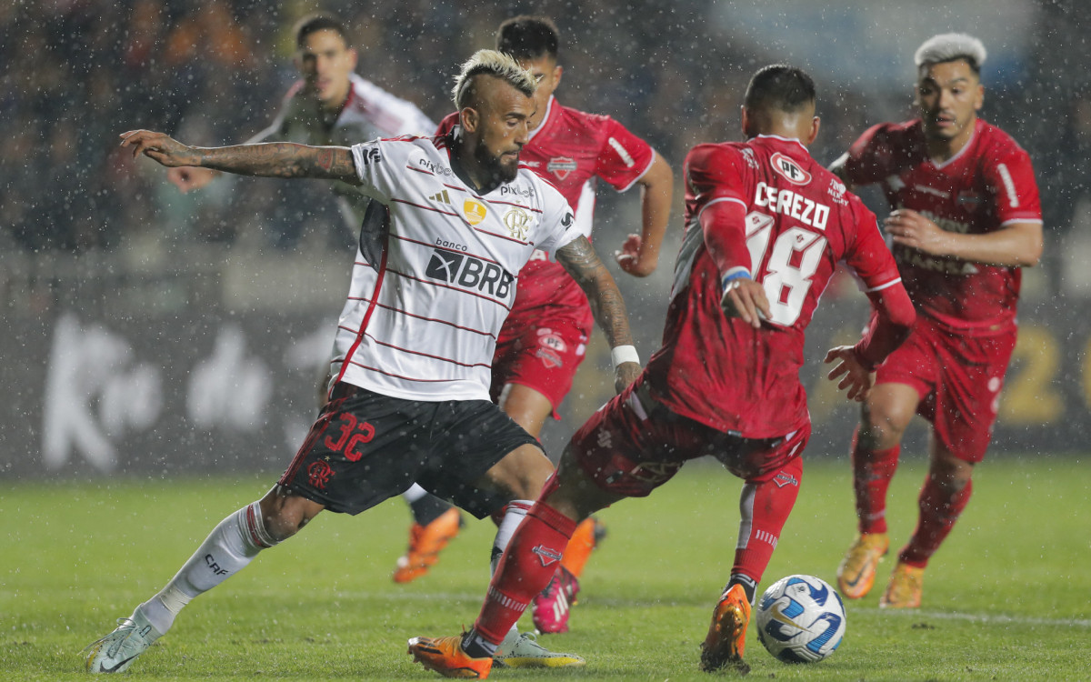 Vidal foi titular do Flamengo no jogo contra o &Ntilde;ublense 