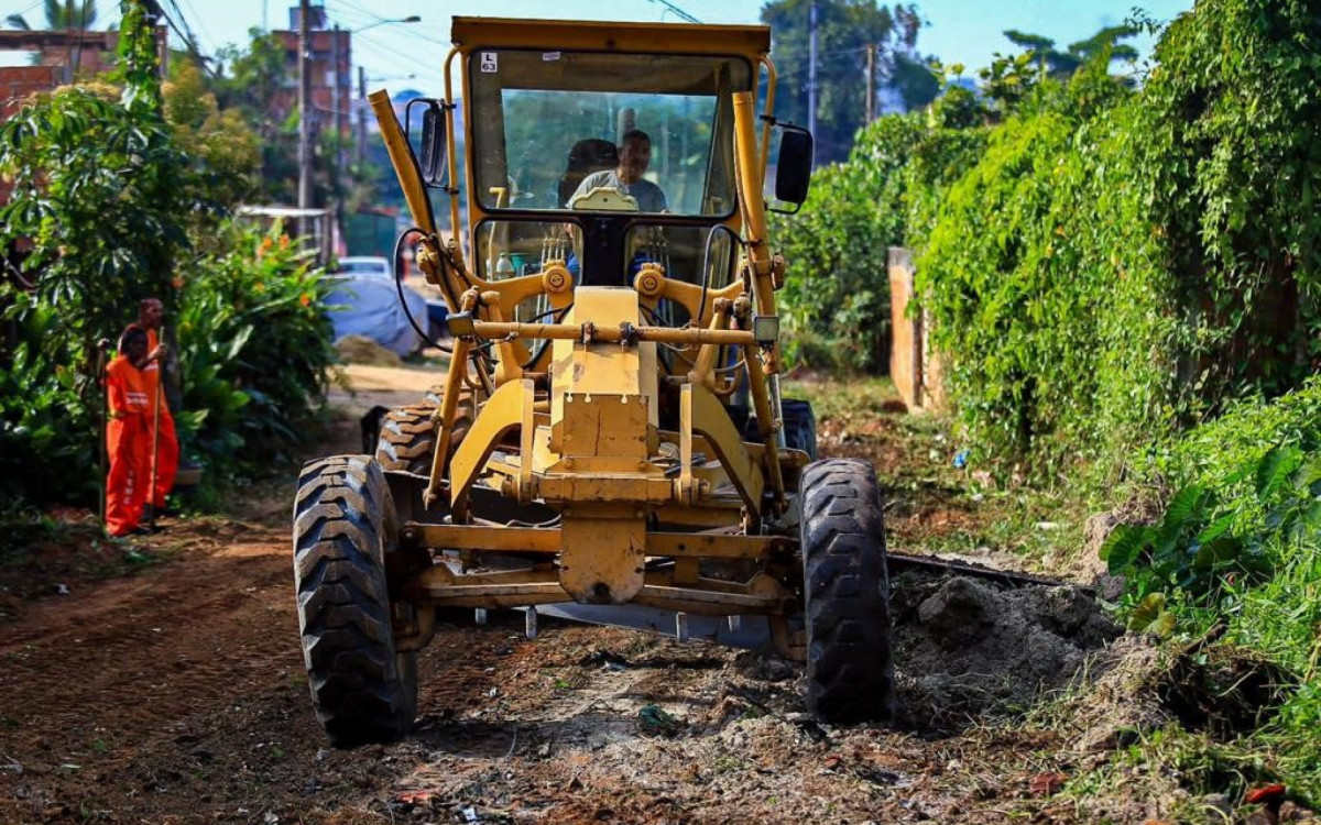 As m&aacute;quinas limparam ruas e abriram caminhos em diversas ruas de Vila Maia durante o mutir&atilde;o