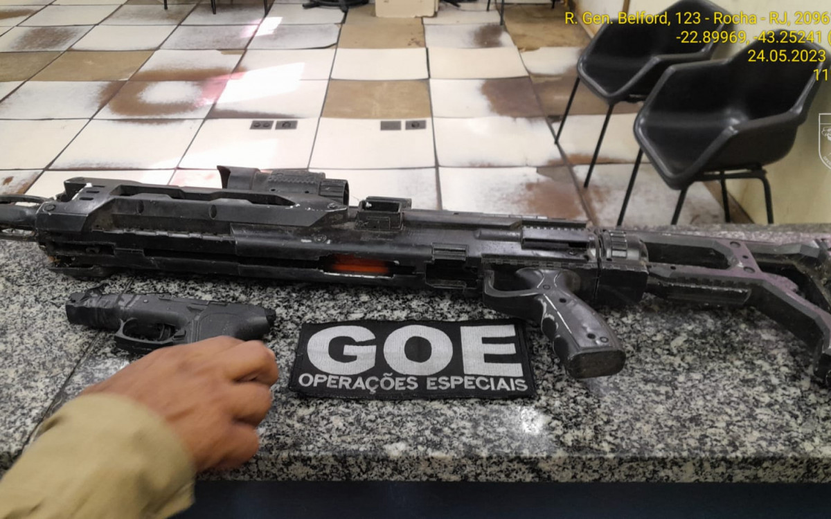 A&ccedil;&atilde;o para demolir estruturas irregulares tem armas apreendidas na Comunidade do Rato Molhado