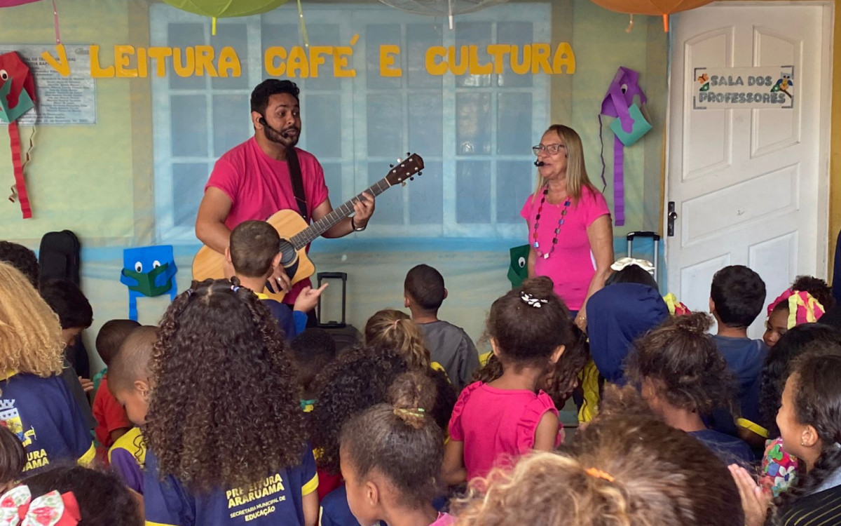 O estímulo à imaginação é o grande barato do projeto "Cantando e Contando Histórias", desenvolvido pelos professores Sônia Corecha e Alan Quintanilha, que se tornou uma referência na Região dos Lagos - Divulgação