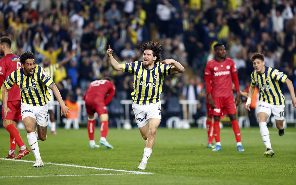 Ferdi Kadioglu comemora o gol que abriu a vitória do Fenerbahçe de Jorge Jesus na Copa da Turquia