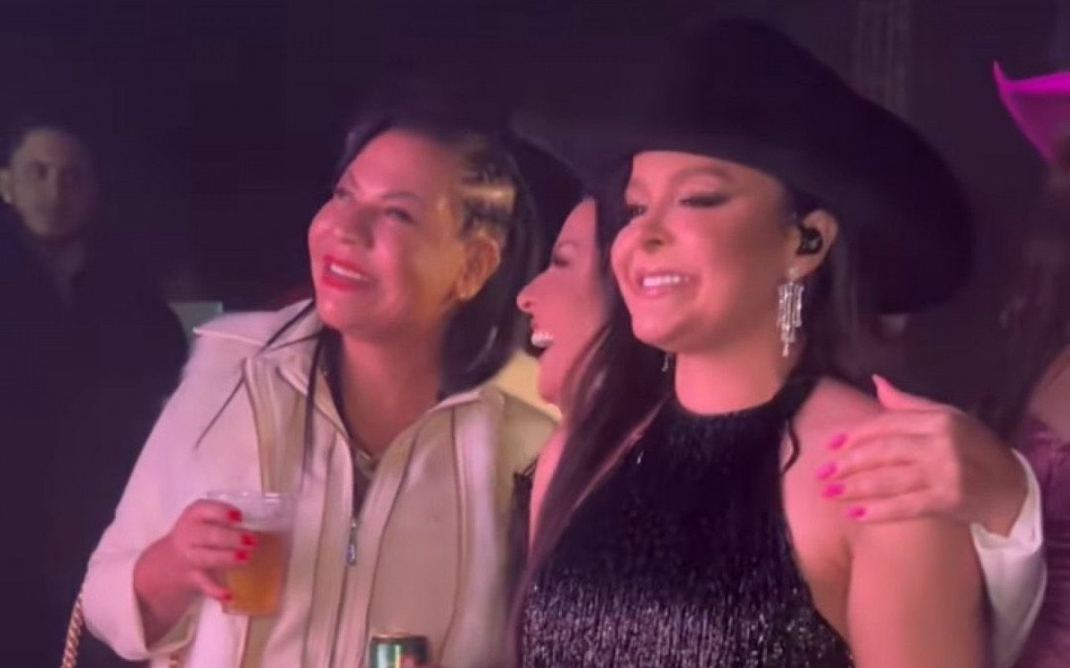 Dona Ruth, m&atilde;e de Mar&iacute;lia Mendon&ccedil;a, sobe ao palco na estreia da turn&ecirc; de Maiara e Maraisa em Goi&aacute;s