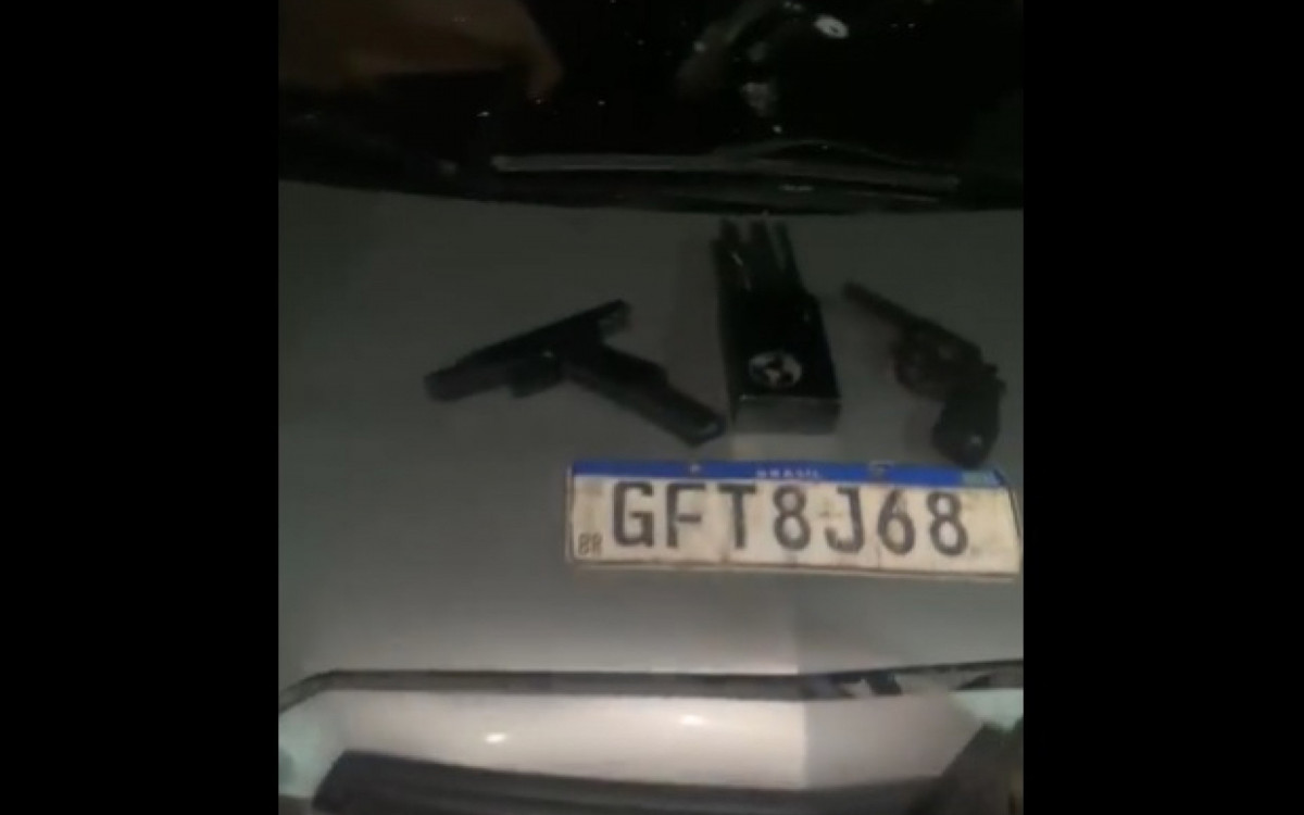 As armas e o carro apreendido pelos policiais militares 