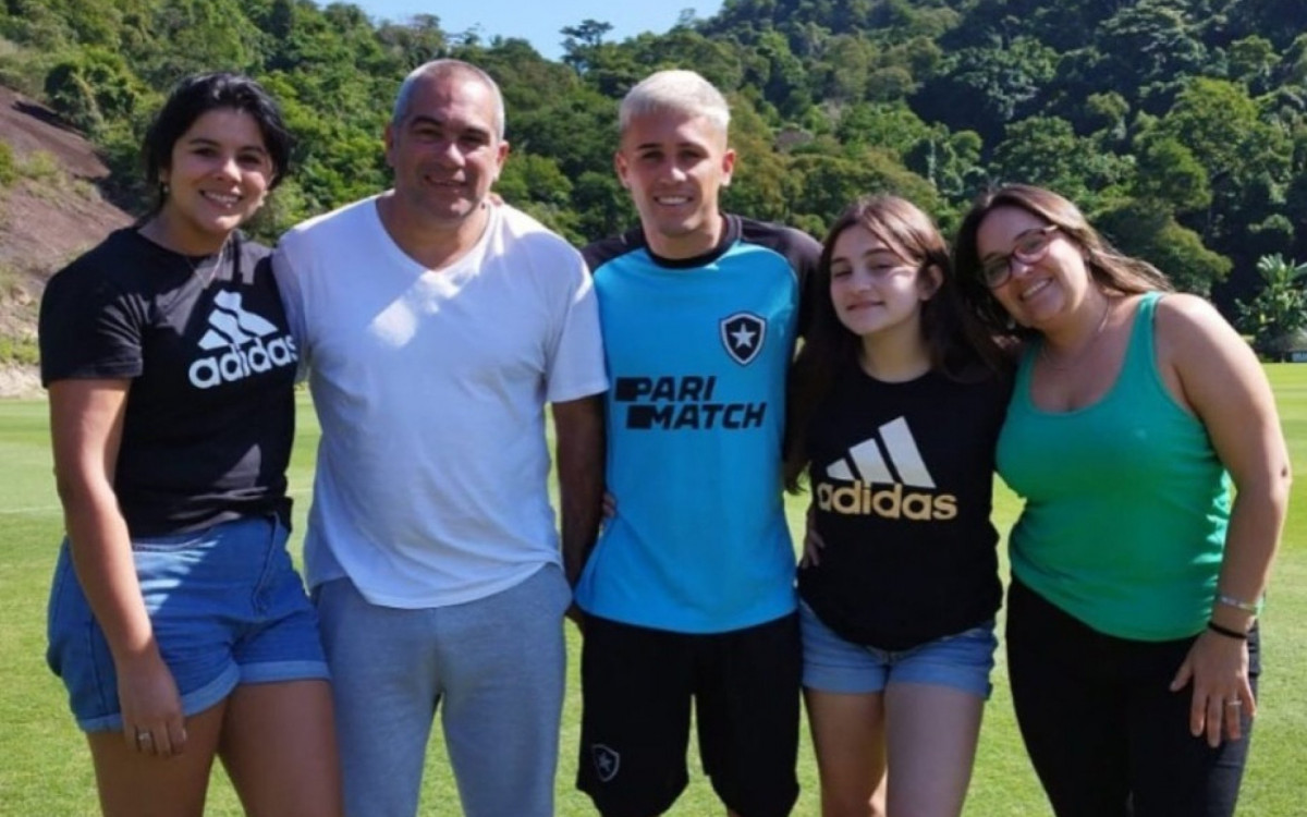 Diego Hernández, com o uniforme de treino do Botafogo, ao lado dos familiares no CT Lonier