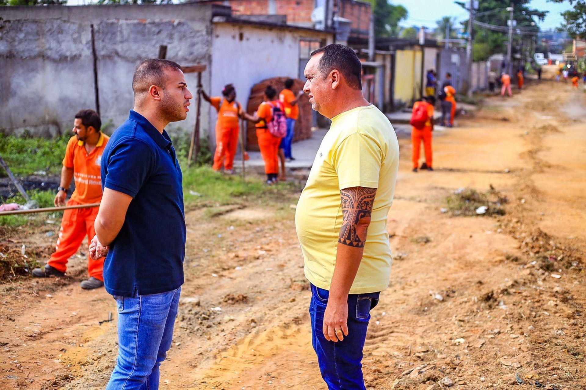 Secret&aacute;rios Matheus e Paulo S&eacute;rgio Luna foram a Vila Maia e levantaram os problemas do bairro - Rafael Barreto / PMBR