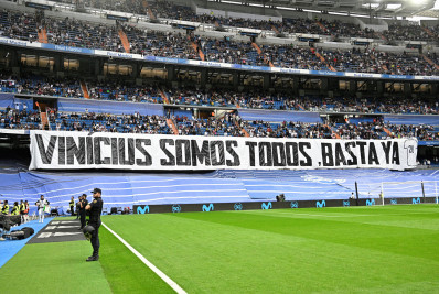 Vini Jr recebe apoio e homenagens antes de jogo do Real Madrid no Santiago Bernabéu