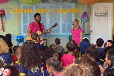 LEITURA, CAFÉ E CULTURA: Alunos da Escola Municipal Sara Urrutia participam de projeto lúdico de contação de histórias e estímulo à imaginação em Araruama