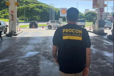 Procon de Arraial do Cabo fiscaliza redução do preço dos combustíveis da cidade