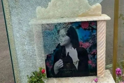 Túmulo de jovem que morreu após ser detida pela polícia da moralidade do Irã é vandalizado