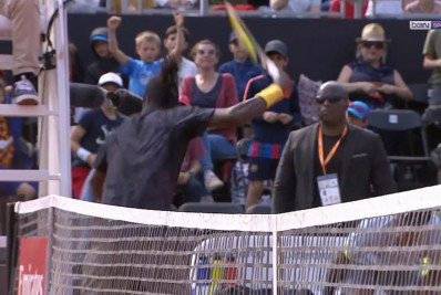 Vídeo: tenista quebra a raquete na cadeira do juiz e é desclassificado