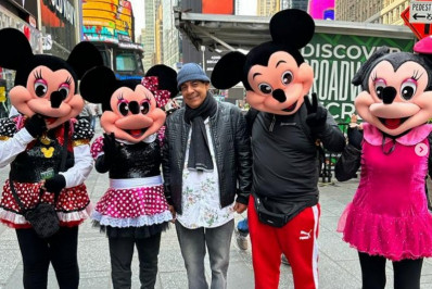 Zeca Pagodinho posa com o Mickey e a Minnie em Nova York: 'Fazendo novas amizades'