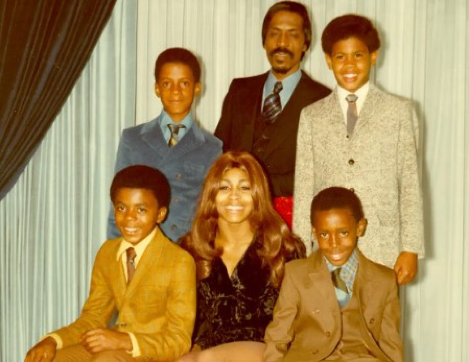 Tina Turner e os quatro filhos - Reprodução/Internet