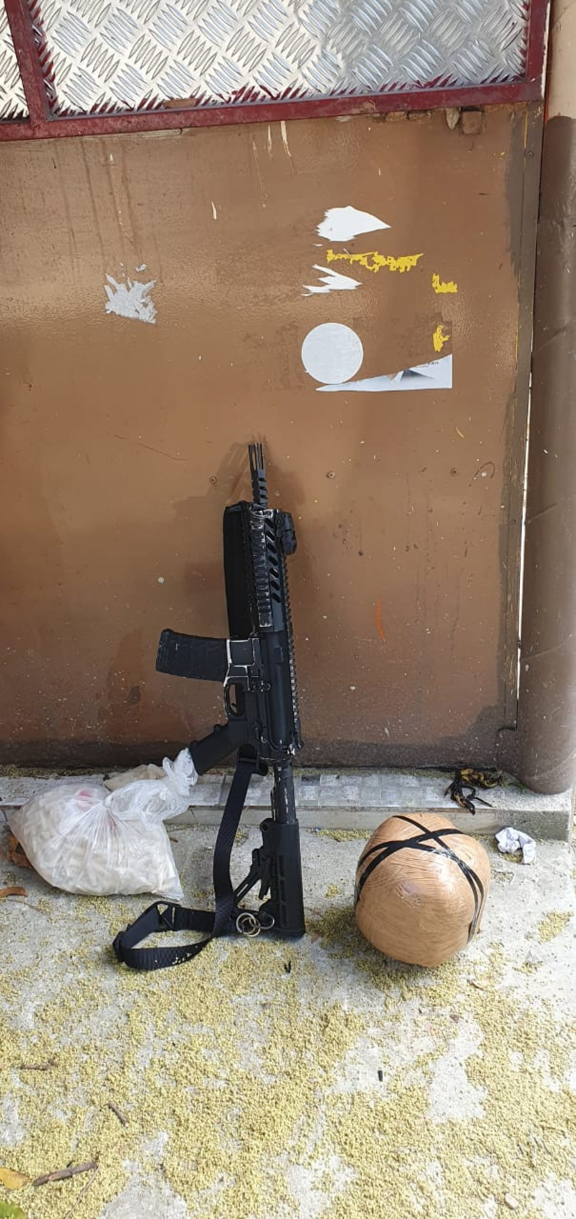 PM apreendeu fuzil e cocaína no Complexo do Alemão - Divulgação/Polícia Militar