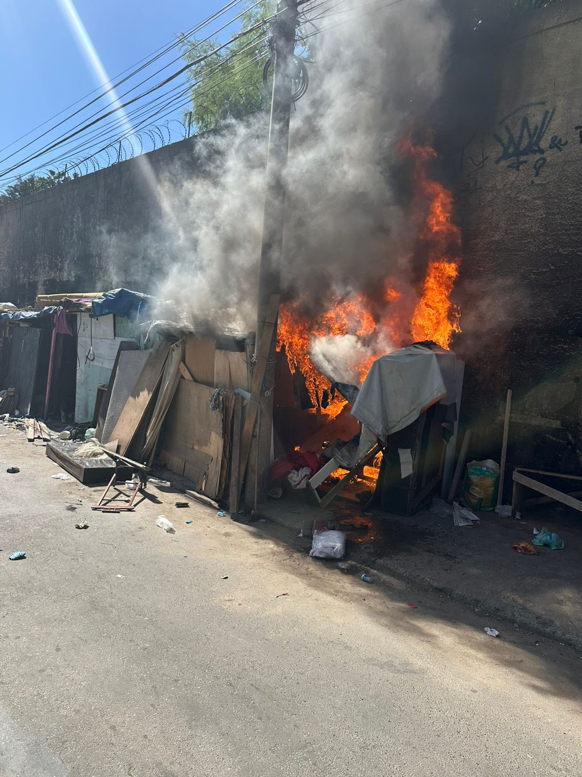 Segundo a Seop, um dos moradores tocou fogo em uma estrutura durante a&ccedil;&atilde;o na Comunidade do Rato Molhado