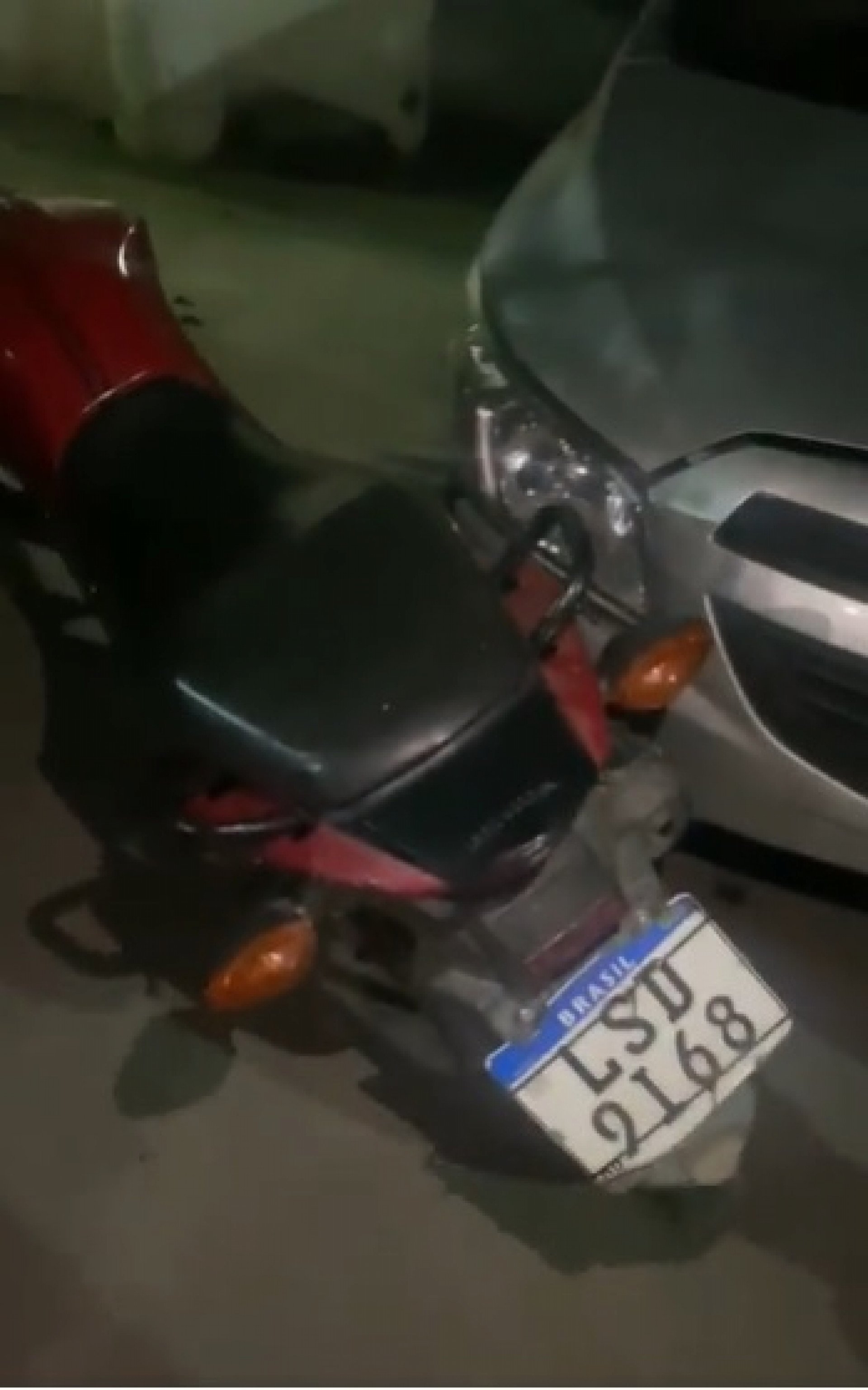 A motocicleta que estava com os criminosos no bairro São José - Twitter / Pmerj