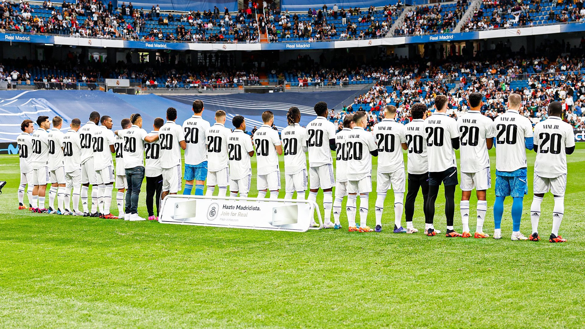 Homenagem dos jogadores do Real Madrid a Vini Jr antes da partida contra o Rayo Vallecano - Foto: Divulgação/Real Madrid