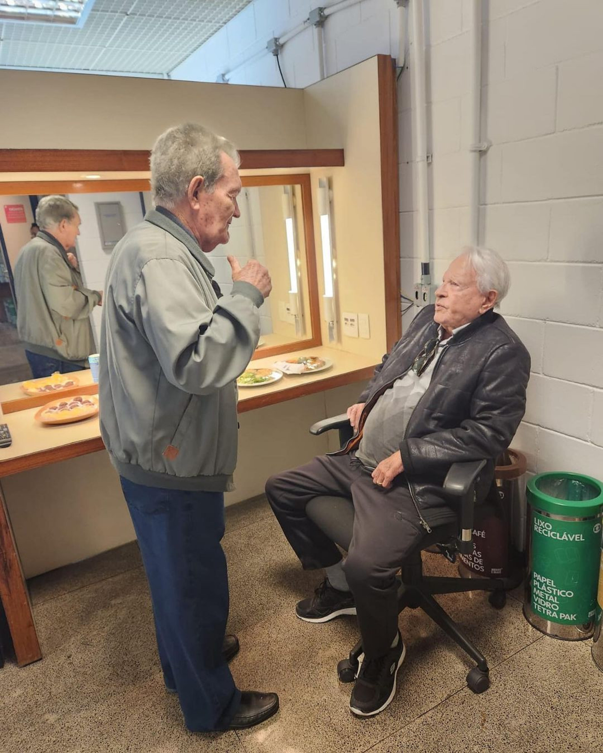 Cid Moreira posta seu encontro com Léo Batista, de quem é amigo há mais de 60 anos - Reprodução Internet