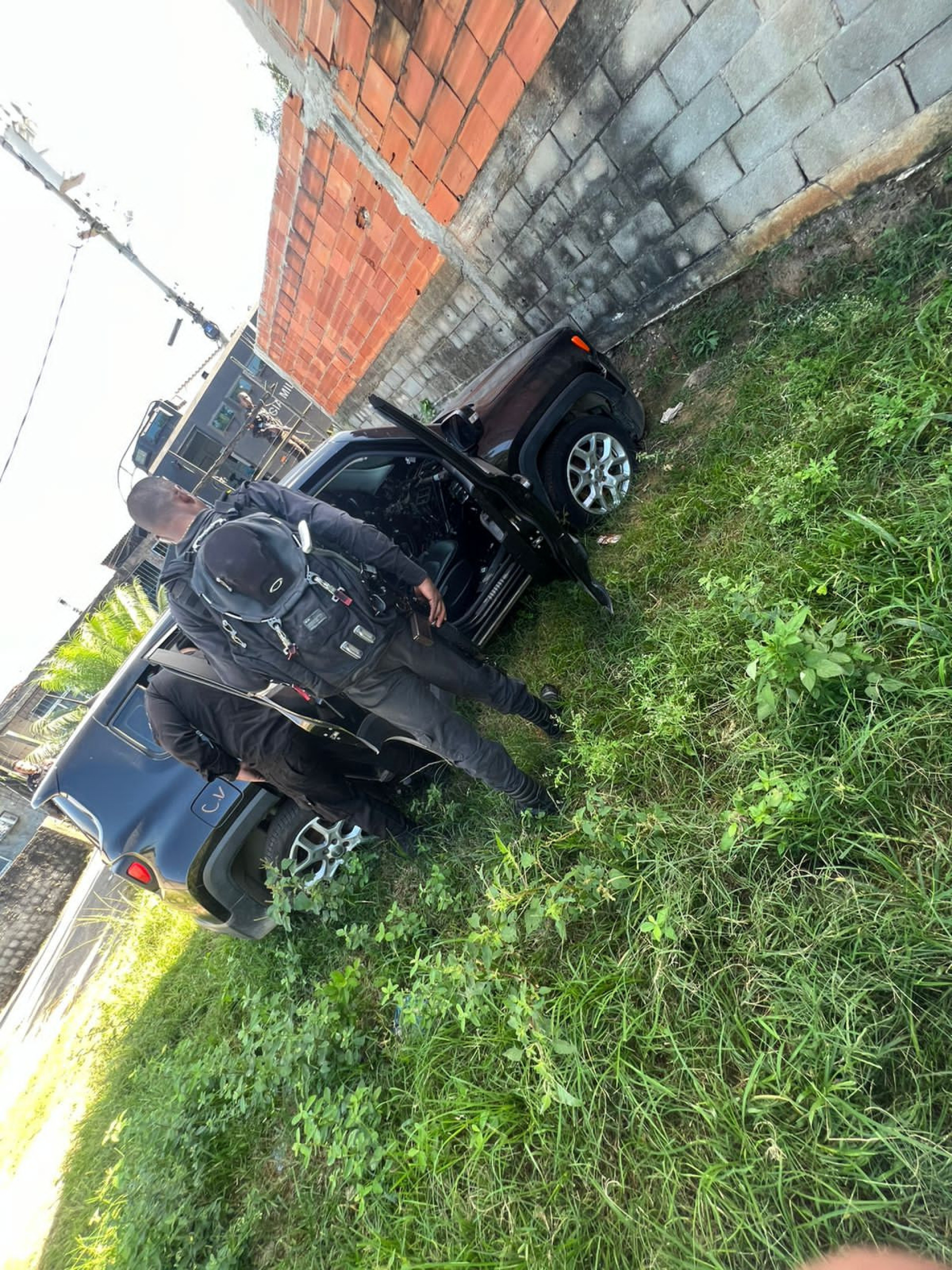 PMs ecuperaram três carros e uma motocicleta roubados na comunidade do Flexal - Divulgação/Polícia Militar