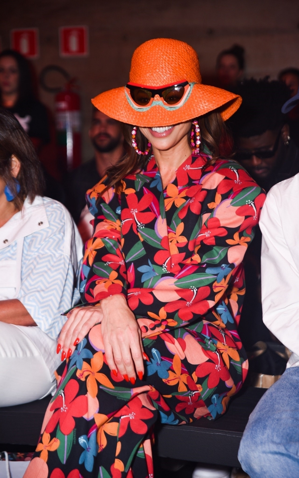 Sabrina Sato prestigiou o desfile de uma grife no segundo dia da São Paulo Fashion Week