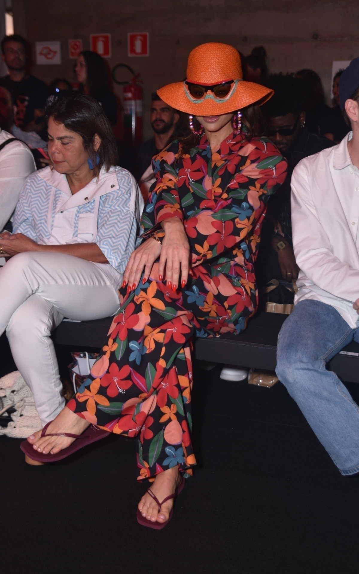 Sabrina Sato prestigiou o desfile de uma grife no segundo dia da São Paulo Fashion Week