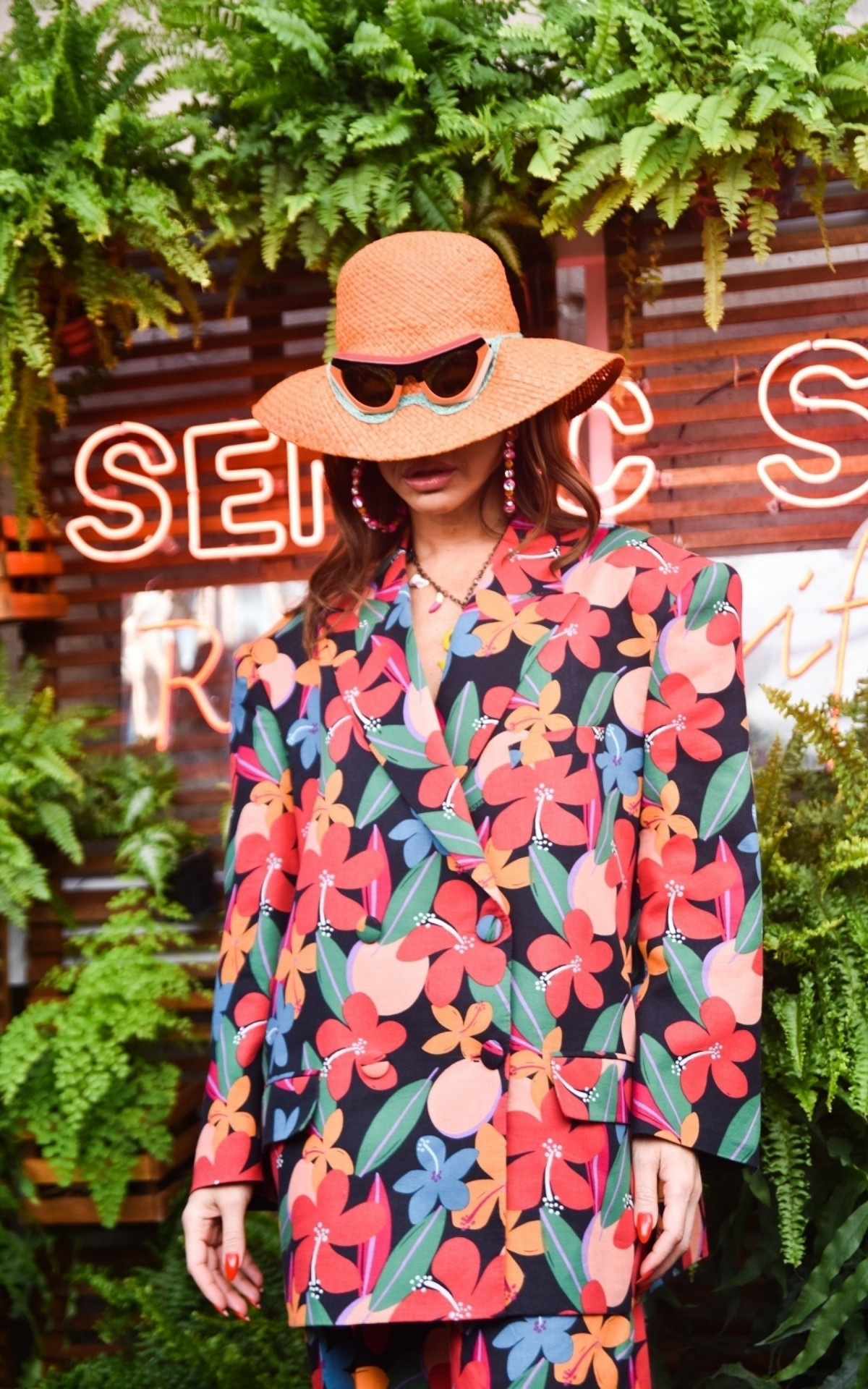 Sabrina Sato marcou presença na SPFW usando chapéu baixo com recortes na altura dos olhos