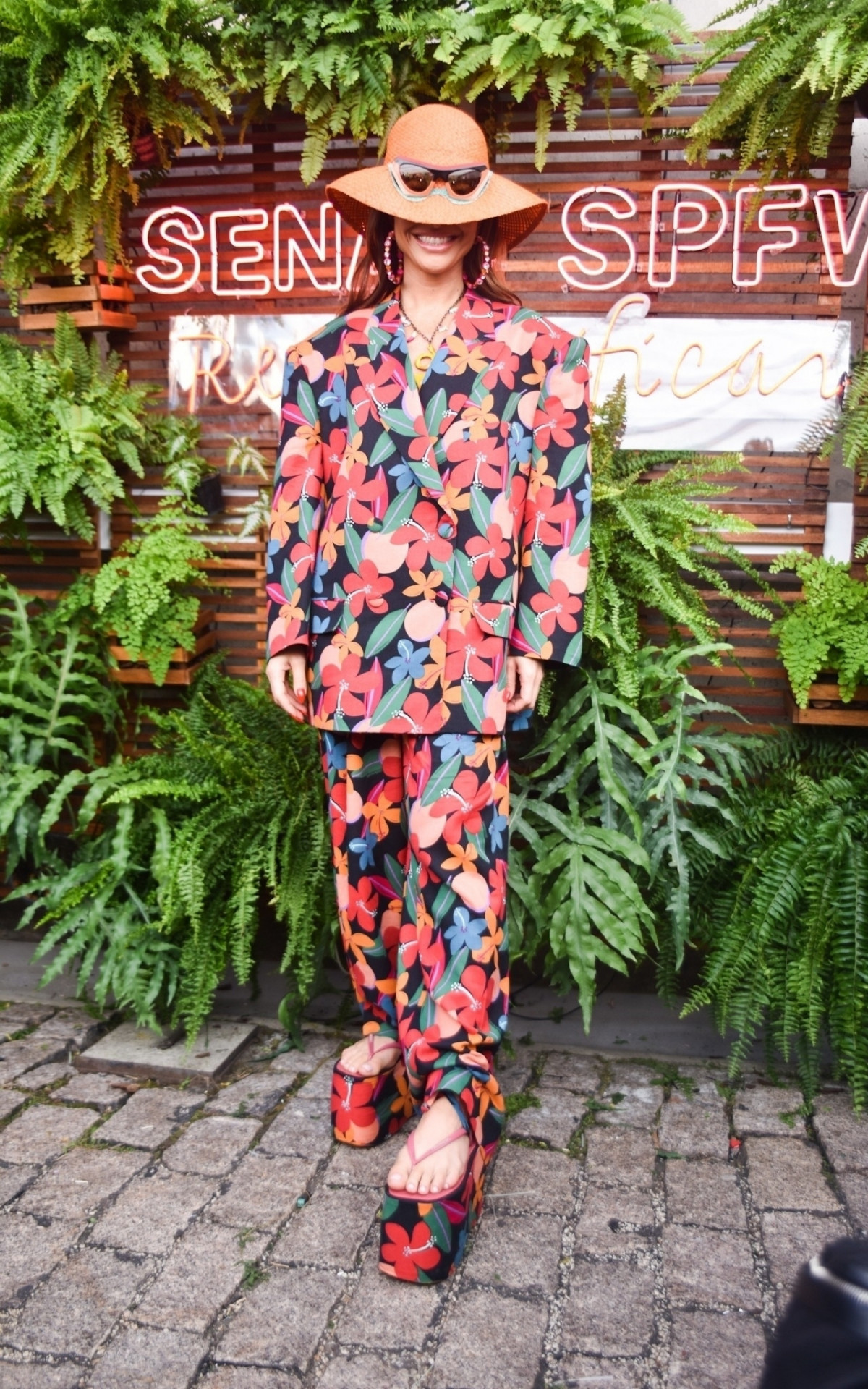 Sabrina Sato vestiu look colorido e chapéu diferentão para prestigiar o segundo dia da SPFW