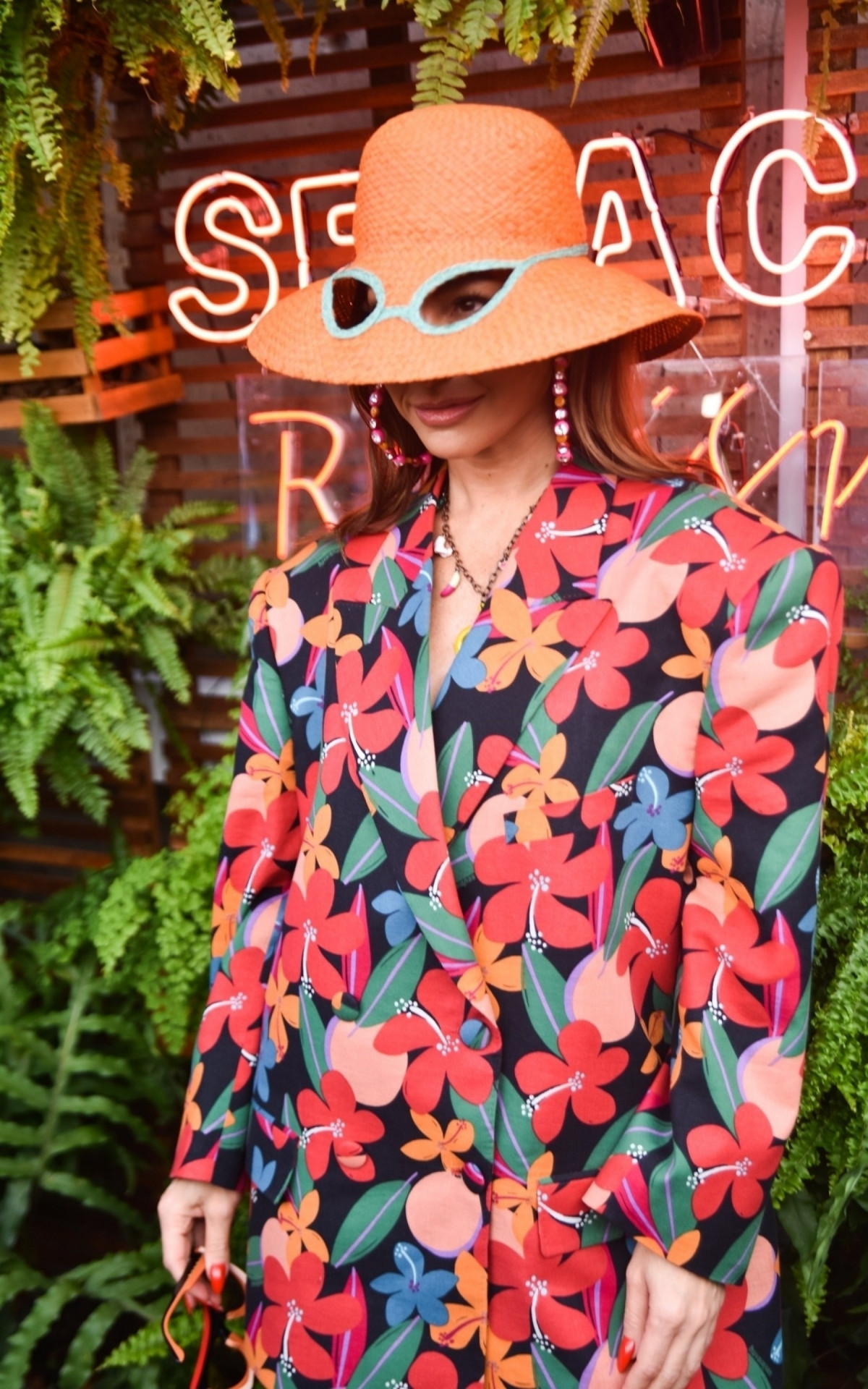 Sabrina Sato marcou presença na SPFW usando chapéu baixo com recortes na altura dos olhos