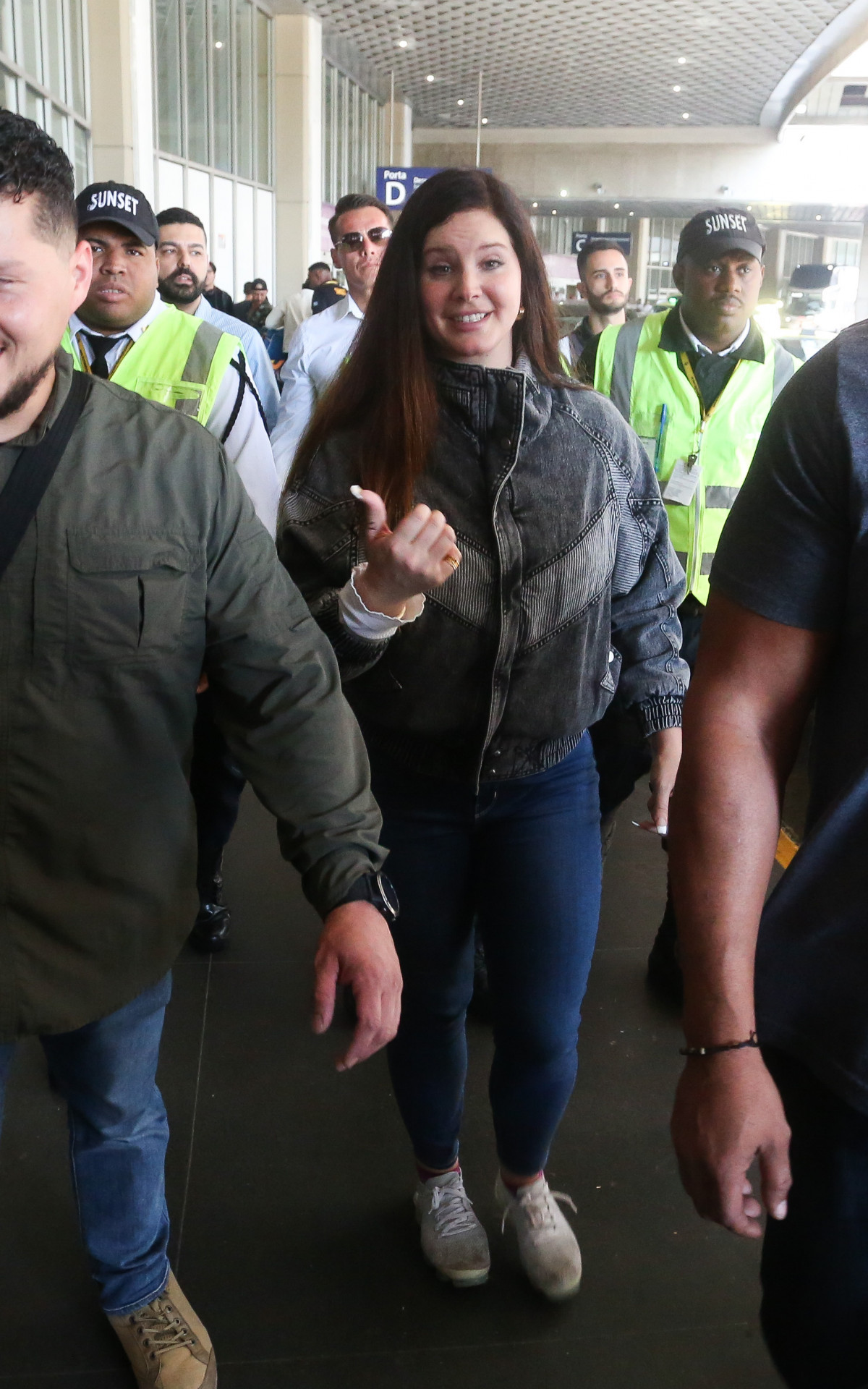 Lana Del Rey faz sucesso com fãs ao desembarcar no Aeroporto do Galeão, no Rio, nesta quinta-feira