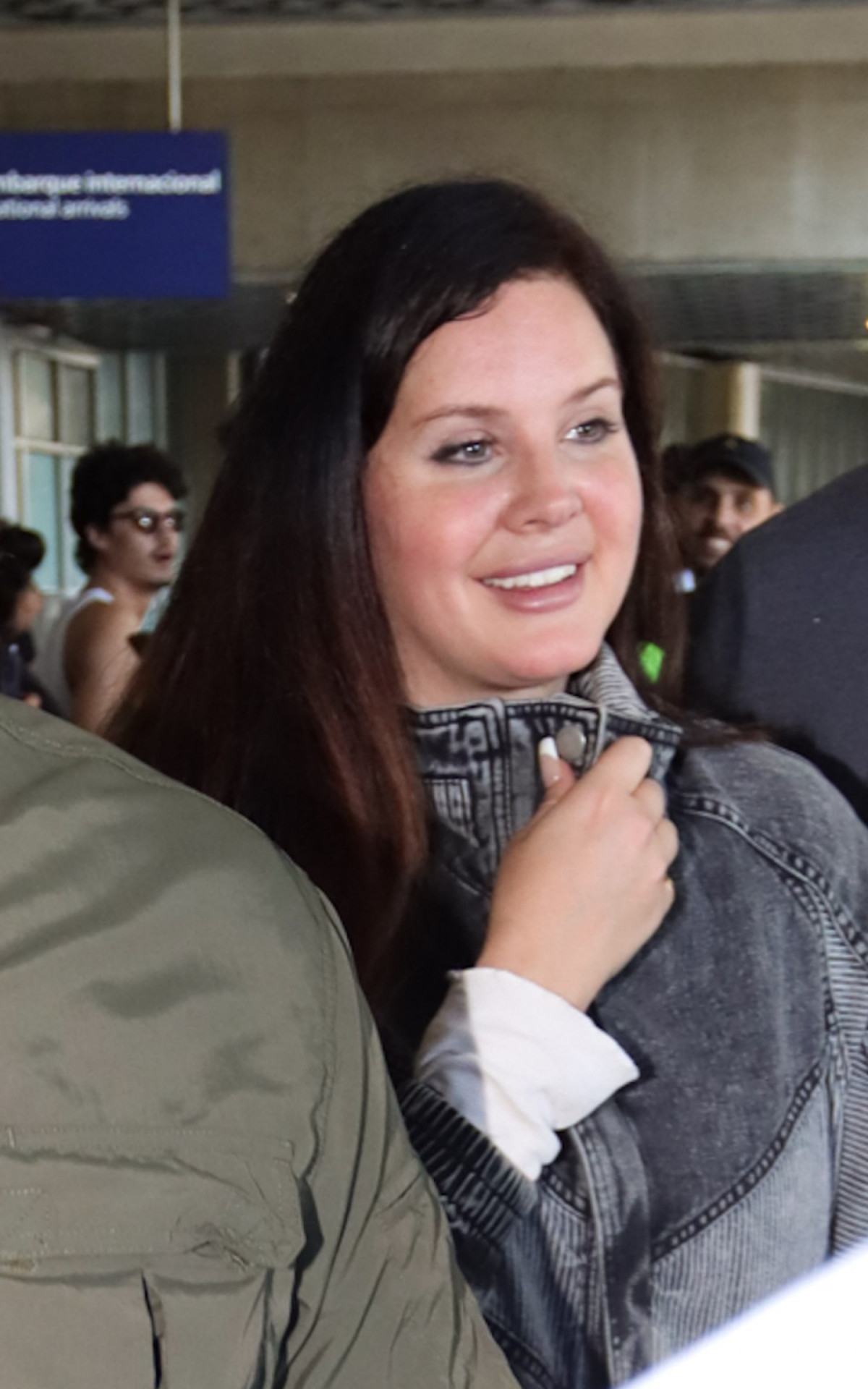 Lana Del Rey faz sucesso com fãs ao desembarcar no Aeroporto do Galeão, no Rio, nesta quinta-feira