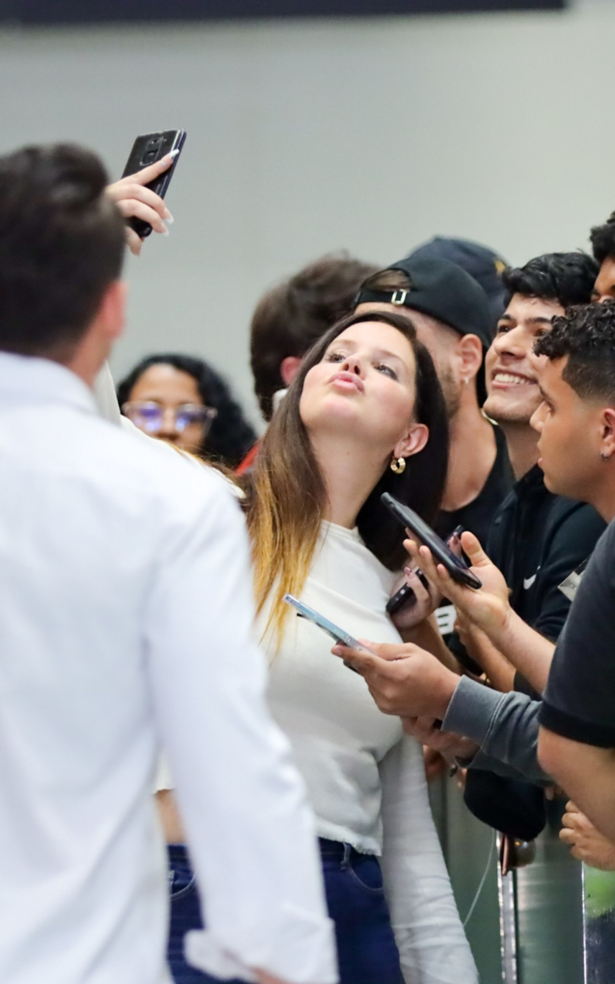 Lana Del Rey faz sucesso com fãs ao desembarcar no Aeroporto do Galeão, no Rio, nesta quinta-feira
