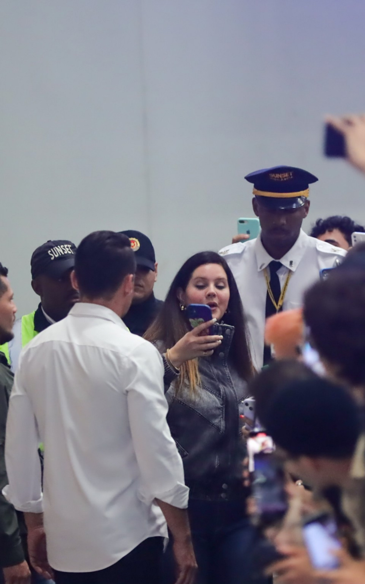 Lana Del Rey faz sucesso com fãs ao desembarcar no Aeroporto do Galeão, no Rio, nesta quinta-feira