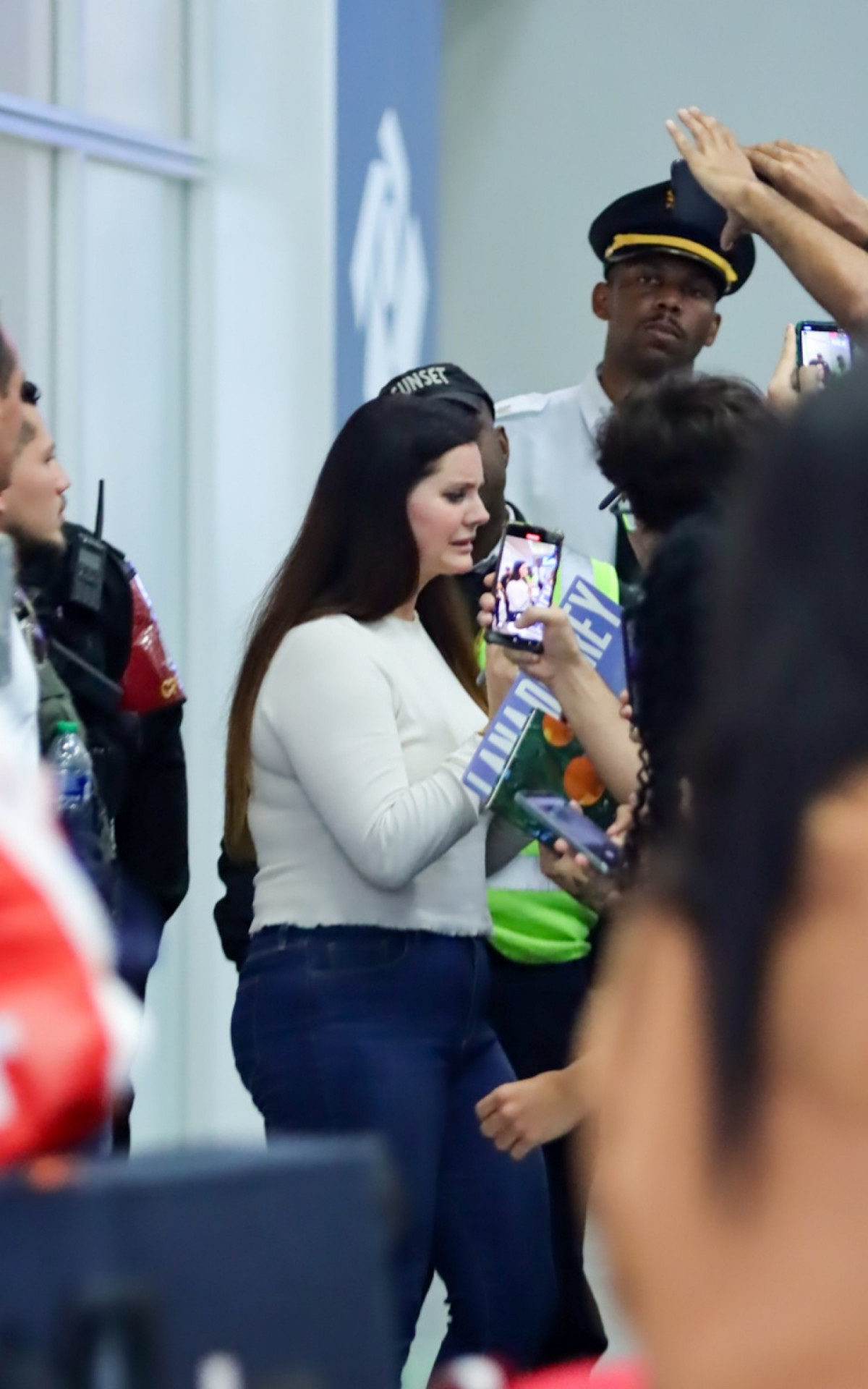 Lana Del Rey faz sucesso com fãs ao desembarcar no Aeroporto do Galeão, no Rio, nesta quinta-feira