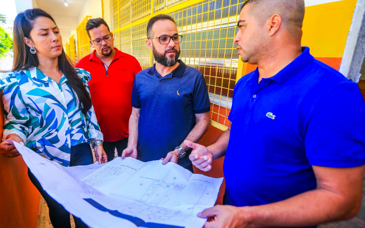 A engenheira Fernanda Flores e os secret&aacute;rios Denis Macedo e Igo Menezes durante a visita &agrave; obra