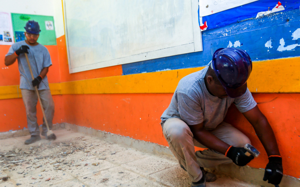 Oper&aacute;rios est&atilde;o trabalhando diariamente na reforma da Escola Municipal Edson Santos