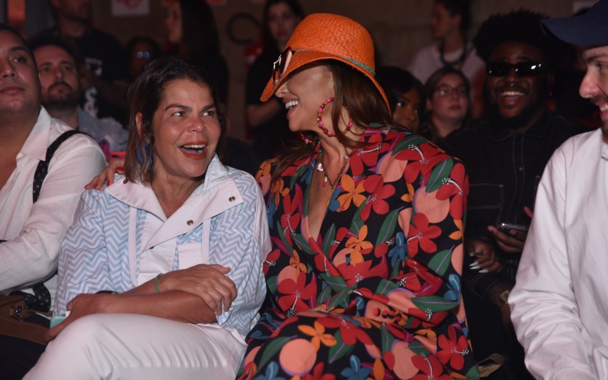 Sabrina Sato prestigiou o desfile de uma grife no segundo dia da São Paulo Fashion Week