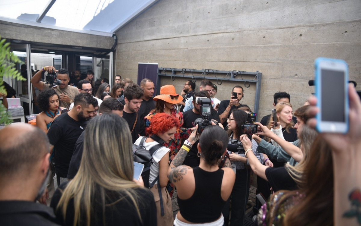 Com look colorido, Sabrina Sato foi recebida por multidão no segundo dia da SPFW