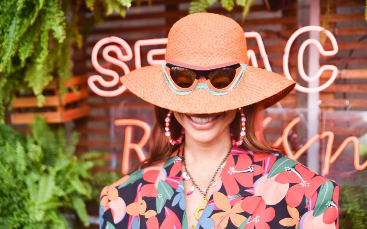 Sabrina Sato marcou presença na SPFW vestindo look colorido e completou o visual com chapéu diferentão - Leo Franco / Ag. News